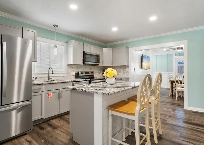 Charming Beach House! Just Steps From The Beach! Sleeps 8! By Dolce Vita Getaways